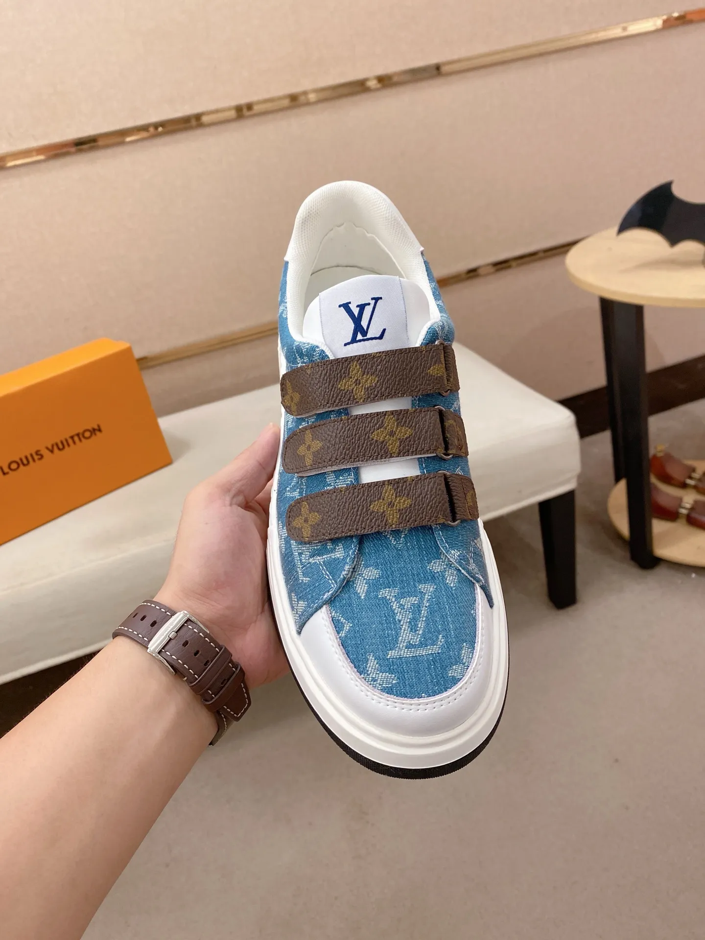 Men's shoes💰 420💰Louis Vuitton (Louis Vuitton/LV) top 🔍🔍 new models are on sale at the same time, the upper 🇮🇹 imported first-layer cowhide from Italy, fully imported sheepskin lining 💪💪, completely 1⃣️ to 1 ⃣️Re-engraved🇮🇹💪💪, ⚠Sole: The original sole is specially provided by the original factory, the exclusive movable molded sole is super comfortable, ⚠The original factory follows the order, 🔍🔍high quality, you can enter and exit the counter at will, welcome to compare⚠. Code number:38-44